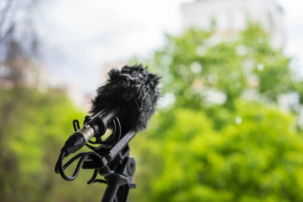 Microphone with a windshield outdoors